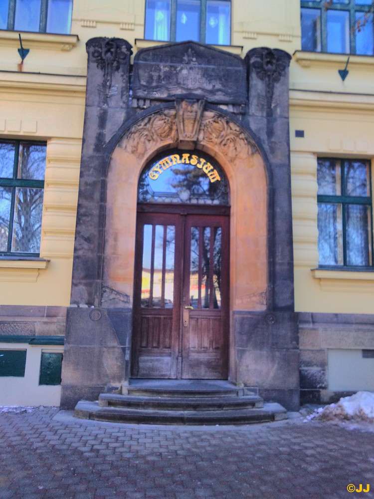 Vstupní portál nade dveřmi gymnazium v Kladně